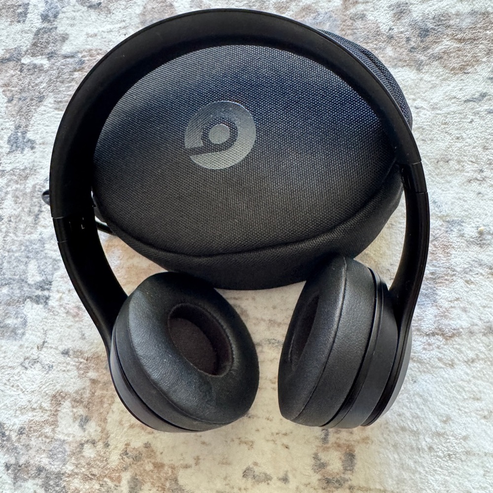 Selling my Beats Solo3 Over- Ear headphones.
Includes original box